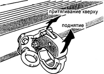 1. Притяните ручку фиксации буксировочного крюка кверху и откиньте верхнюю часть крюка вверх. После…