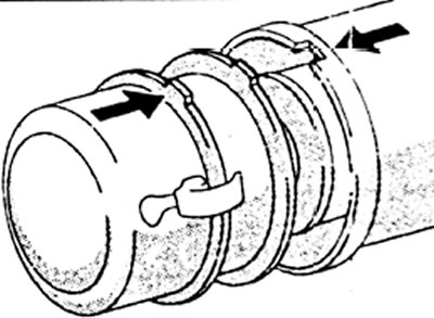 5. При установке фильтра совместите выступы на крышке и пылеотэажателе с пазом на корпусе фильтра.