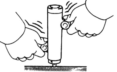 б) Надавите плунжером натяжителя на твердую поверхность (верстак или стену): плунжер перемещаться…