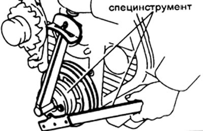 в) Используя специнструмент, установите болт и затяните его моментом 167 Н·м.