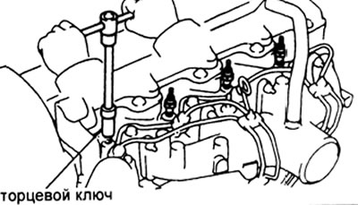 а) Используя торцевой ключ установите четыре свечи накаливания и затяните их моментом 13 Н·м.