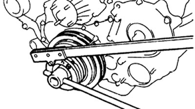 5. Удерживая шкив коленчатого вала выверните болт крепления шкива.