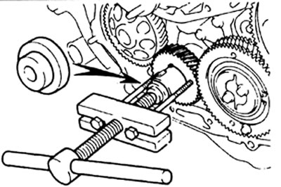 б) С помощью съемника демонтируйте шестерню коленчатого вала