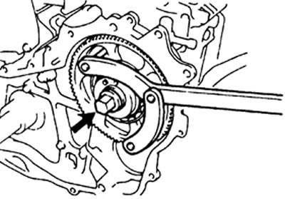 а) Удерживая шестерню отверните гайку крепления