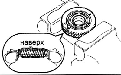 а) Закрепите паразитную и одну из компенсационных шестерен в тисках