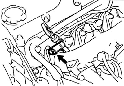5. Отверните гайку крепления трубки масляного щупа, выньте трубку и уплотнительное кольцо.