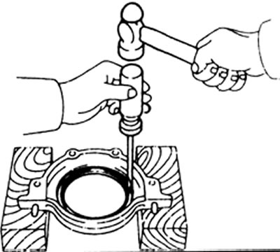 а) Используя отвертку и молоток, легкими ударами извлеките сальник