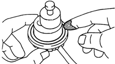 а) Смажьте топливом уплотнительное кольцо.