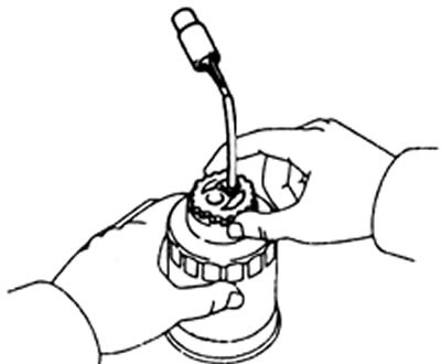 б) Заверните датчик от руки.