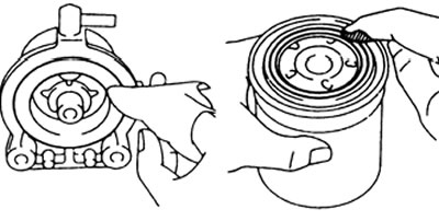 б) Смажьте прокладку фильтра топливом