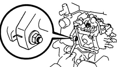 а) Совместите метку на фланце насоса и крышке ремня привода ГРМ.