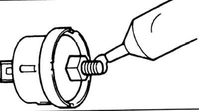 4. Нанесите на резьбу датчика давления контрящий клей. Заверните датчик в крышку масляного…
