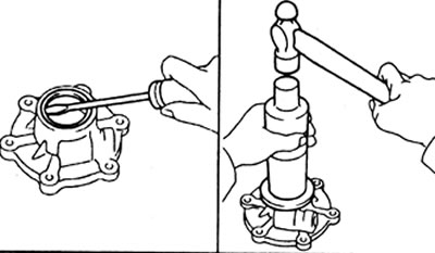 б) С помощью оправки и молотка запрессуйте новый сальник.