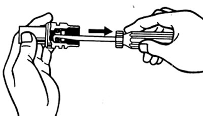 а) С помощью специнструмента извлеките сальник и втулки.