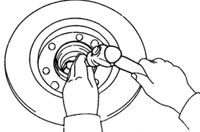 а) С помощью латунного стержня и молотка выбейте наружное кольцо подшипника.