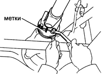 б) Отверните четыре болта и гайки и отсоедините передний карданный вал.