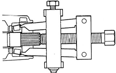 4. С помощью специнструмента снимите задний подшипник ведущей шестерни.
