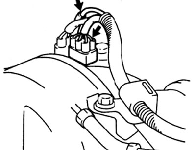 а) Отсоедините разъем и трубку от привода механизма блокировки заднего дифференциала.