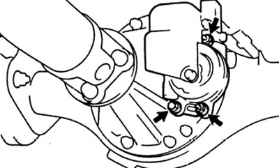 б) Отверните две гайки и болт, снимите привод механизма блокировки.
