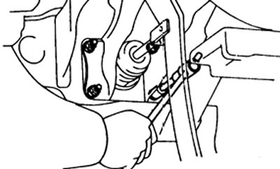 4. Отверните гайки и снимите усилитель тормозов вместе с прокладкой.