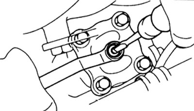 5. Удерживая регулировочный винт, затяните контргайку.