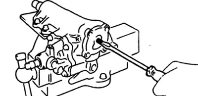 2. Отверните контргайку регулировочного винта. Отверните четыре болта. Ввинтите регулировочный винт…