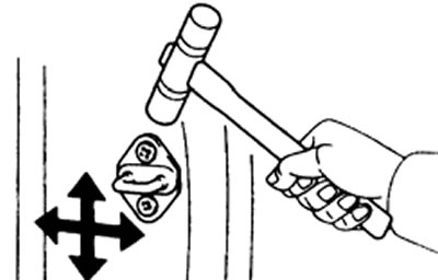 в) Затяните винты крепления скобы