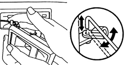 2. Отверните винт, затем отсоедините рычаг от ручки открытия двери и снимите ручку.