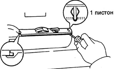 б) Передвиньте крышку основания вперед и вверх, снимите ее, затем отсоедините разъем с проводами.