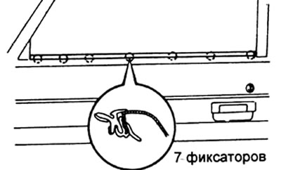 7. Удалите фиксаторы края панели, снимите нижний наружный уплотнитель стекла двери.