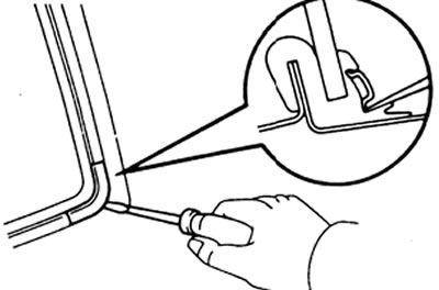 Примечание: работайте осторожно, чтобы не повредить кузов.