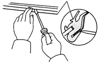 в) Потяните стекло наружу и извлеките его вместе с уплотнителем.