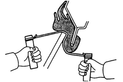 Примечание: чтобы избежать повреждения защитной прокладки при извлечении ветрового стекла, положите…