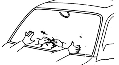 б) Закрепите стекло на его месте в кузове.