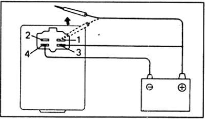в) Отсоедините «плюс» аккумулятора от клеммы 1 или 2: зуммер должен срабатывать.