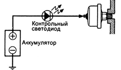 в) При неработающем двигателе контрольный светодиод загораться не должен.