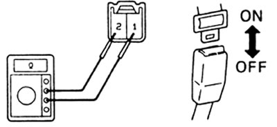 б) Проверьте наличие проводимости между клеммами разъема, когда ремень зафиксирован в замке.