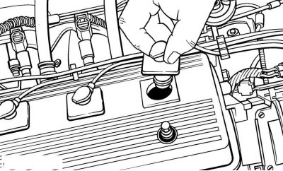Рис. 2.30. Снятие наконечника с высоковольтным проводом со свечи зажигания на автомобилях до 2001…