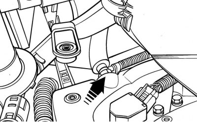 Рис. 2.47. Расположение клапана и шланга вентиляции картера, ввернутых в крышку головки блока…