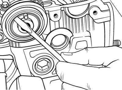 Рис. 3.24. Использование отвертки для снятия уплотнительного кольца распределительного вала