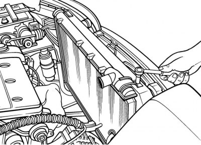 Рис. 4.10. Отворачивание болта крепления радиатора на автомобилях выпуска до 2001 года