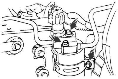 Рис. 4.32. Расположение болтов крепления трубок и ресивера на автомобилях выпуска до 2001 года