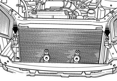 Рис. 4.34. Расположение болтов крепления конденсатора на автомобилях выпуска с 2001 года