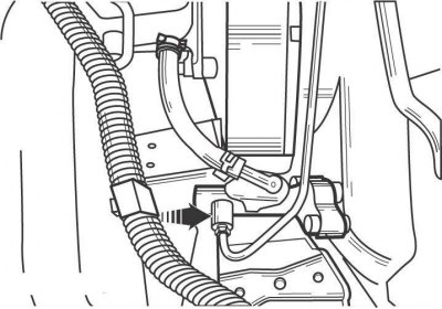 Рис. 8.2. Расположение соединительной гайки крепления трубки к рабочему цилиндру сцепления