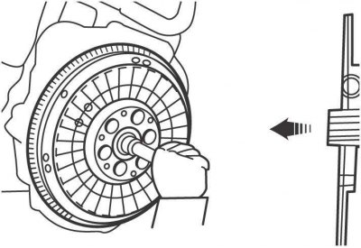 Рис. 8.5. Положение установки ведомого диска сцепления (стрелка указывает к маховику)