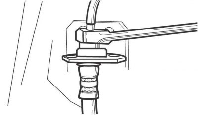 Рис. 11.38. Выворачивание соединительной гайки крепления тормозной трубки к тормозному шлангу