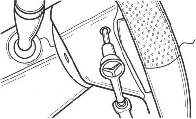 Рис. 13.1. Ослабление винта крепления подушки безопасности к рулевому колесу
