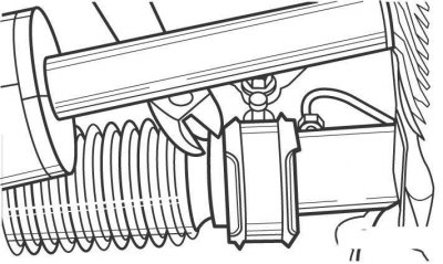 Рис. 13.12. Разрезание хомута крепления защитного чехла к рулевому механизму