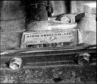 Номер автоматической трансмиссии содержится в табличке, укрепленной на боковой части картера.