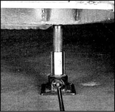 При поднятии передней части автомобиля:
